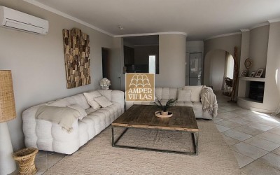 Fantastic villa with panoramic sea views.